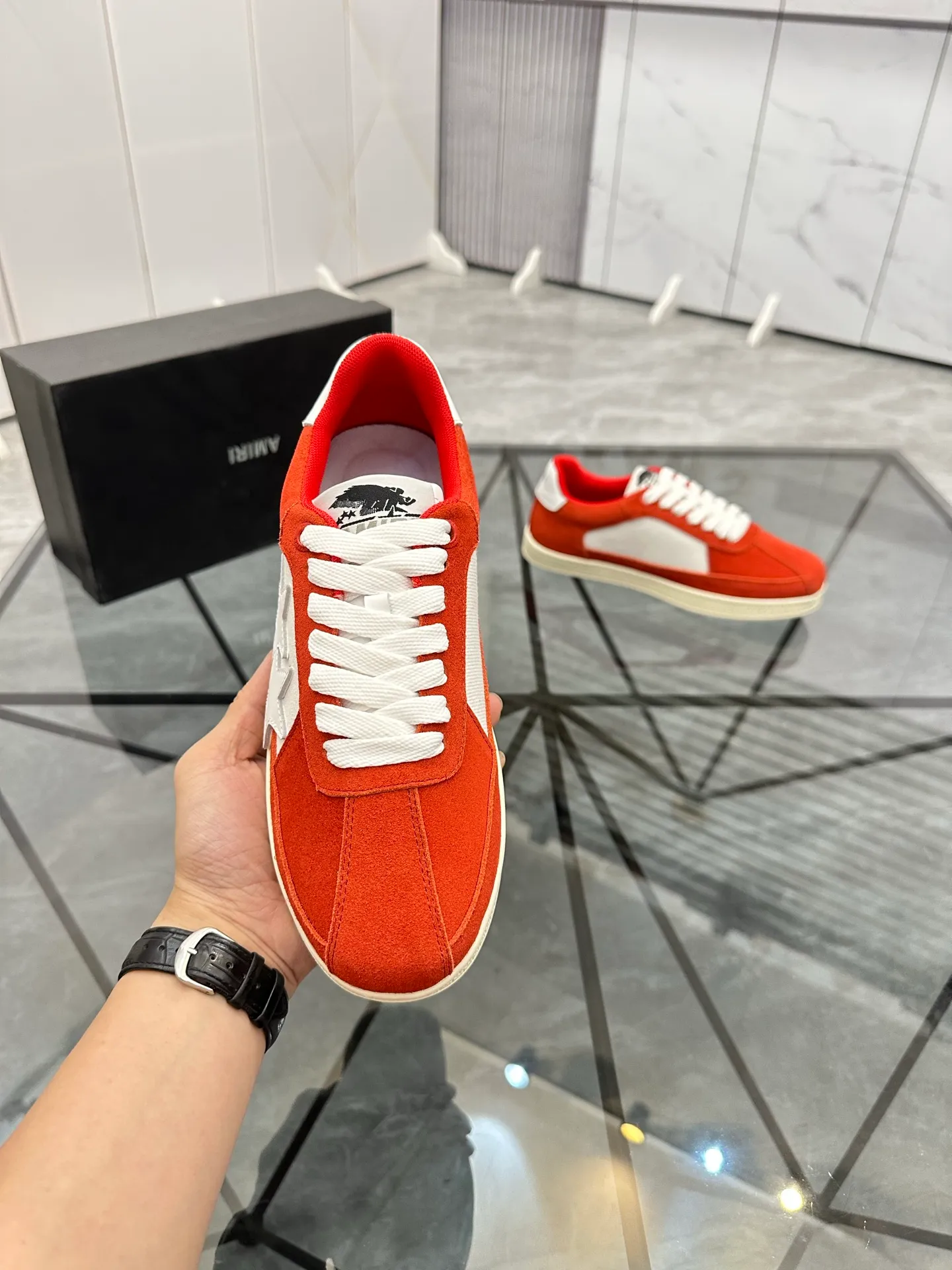 Men's shoes: 💰P420¥ Product trademark: AMIRI* "Amir*" low-top casual shoes Regular size: 38-45 (can be customized to 46) Product material: imported nubuck leather upper, breathable lining, original outsole. Number: 001